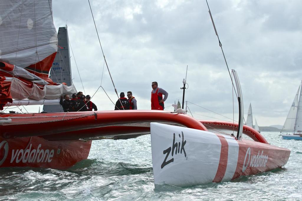 Simon Hull and the crew of TeamVodafoneSailing waiting for the start of the PIC Coastal Classic © Richard Gladwell www.photosport.co.nz